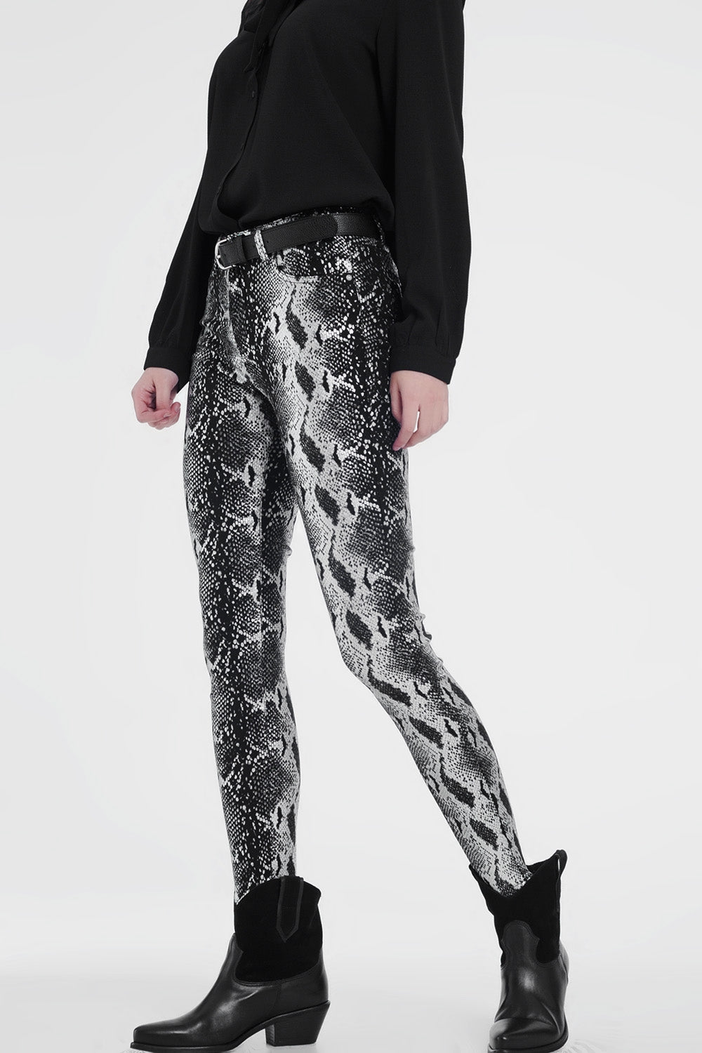 Pantalones negro con pernera slim y estampado animal Q2