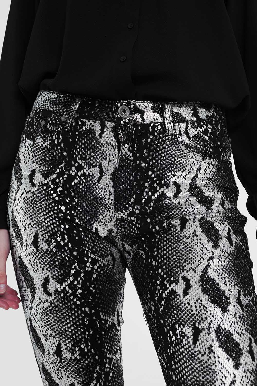 Pantalones negro con pernera slim y estampado animal Q2