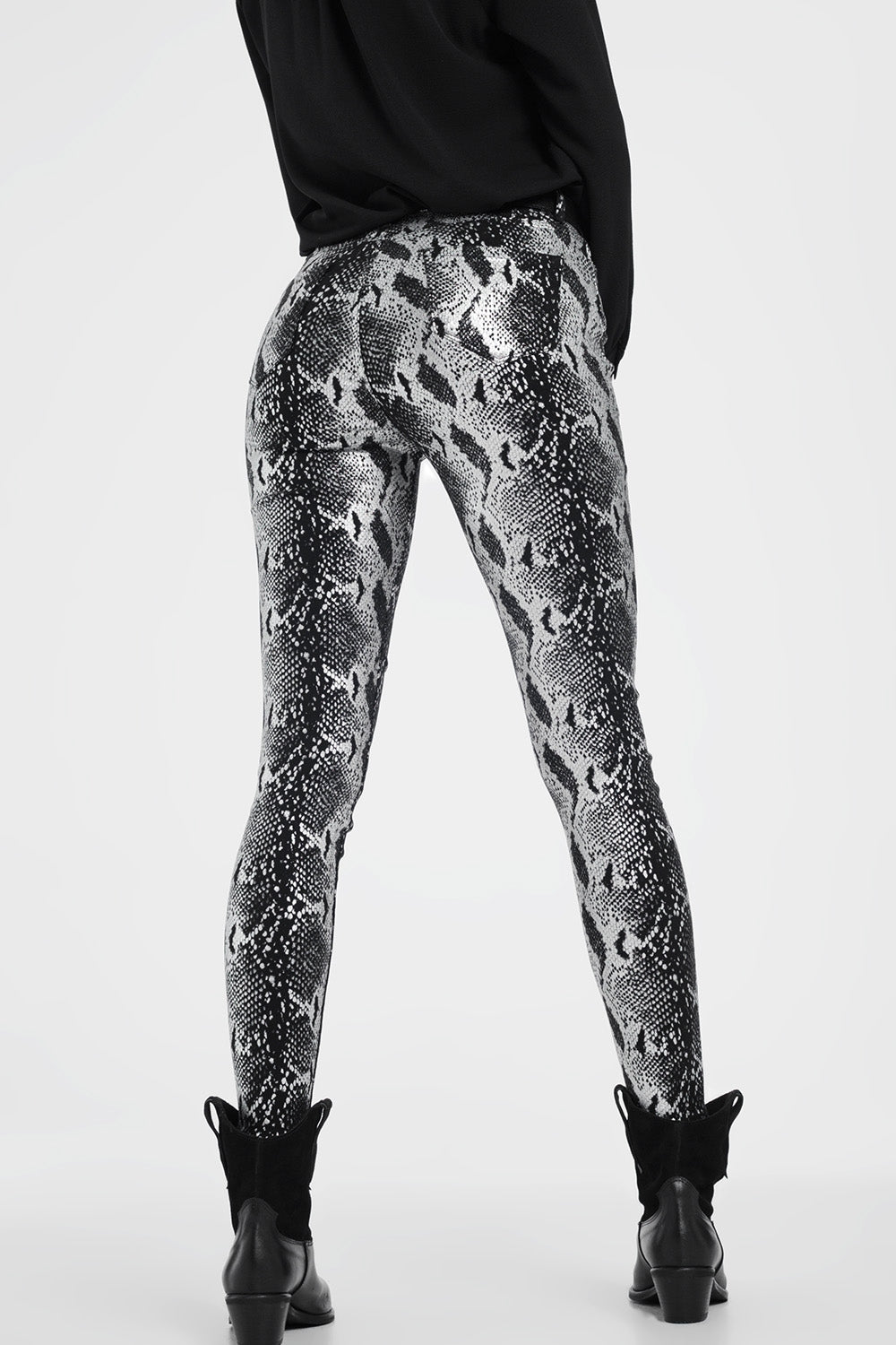 Pantalones negro con pernera slim y estampado animal Q2