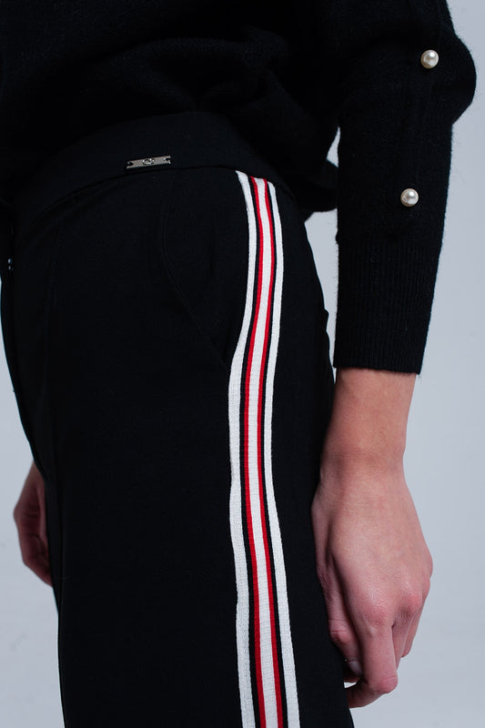 Q2 Pantalones negros con detalle de rayas