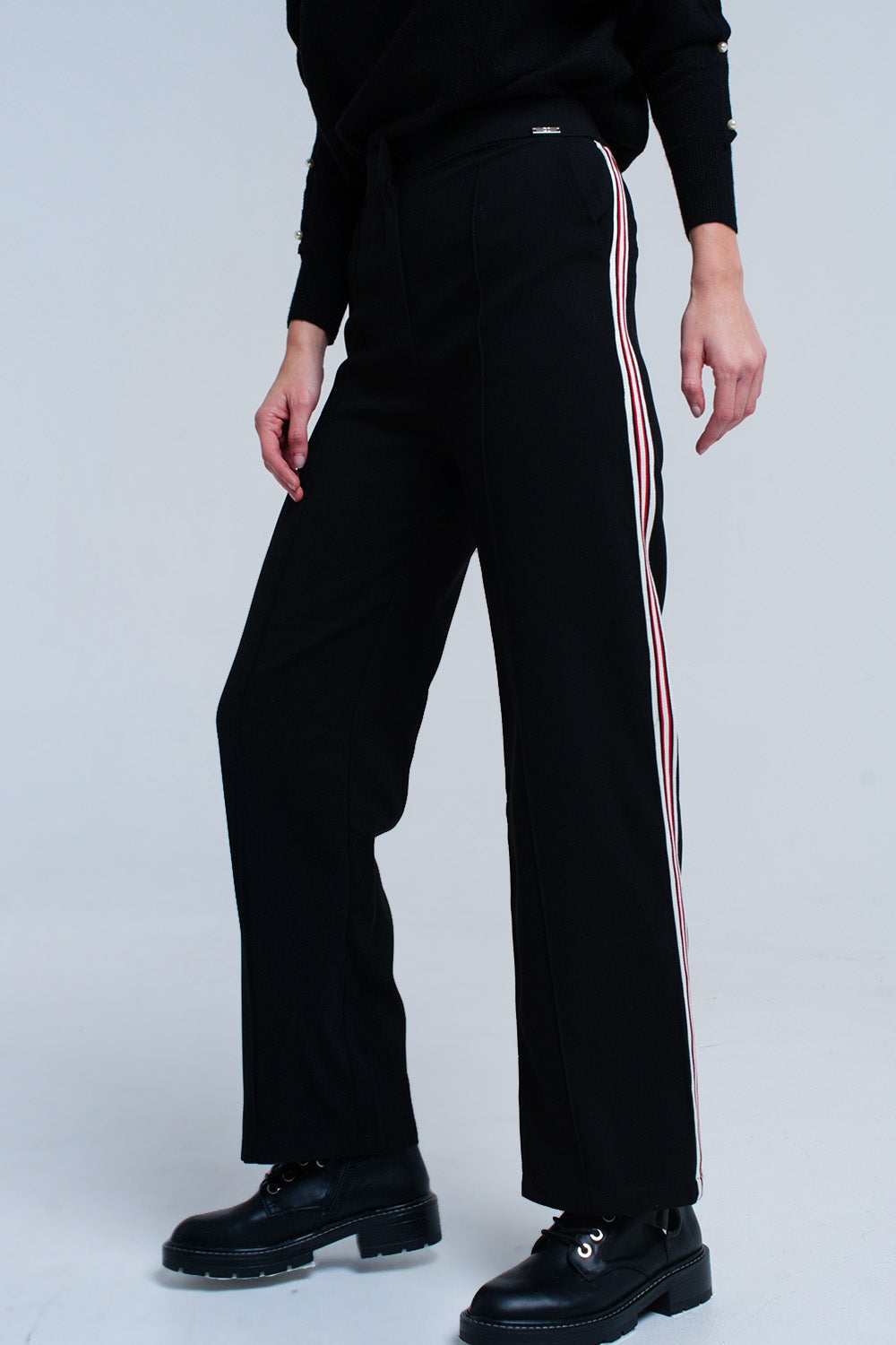 Pantalones negros con detalle de rayas Q2