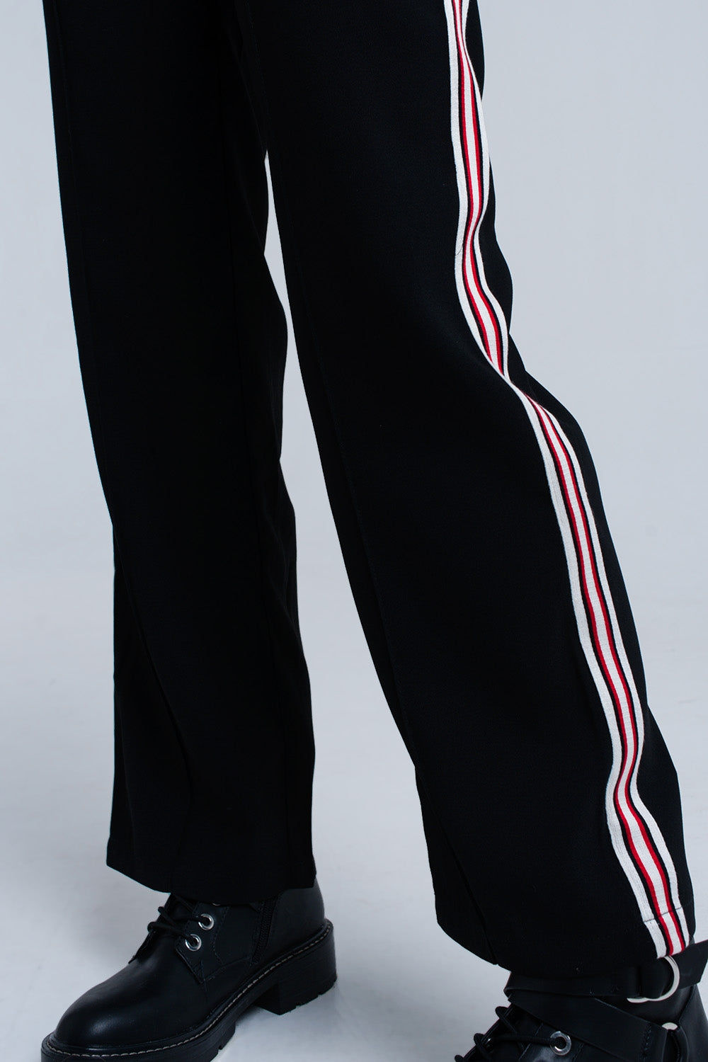 Pantalones negros con detalle de rayas Q2