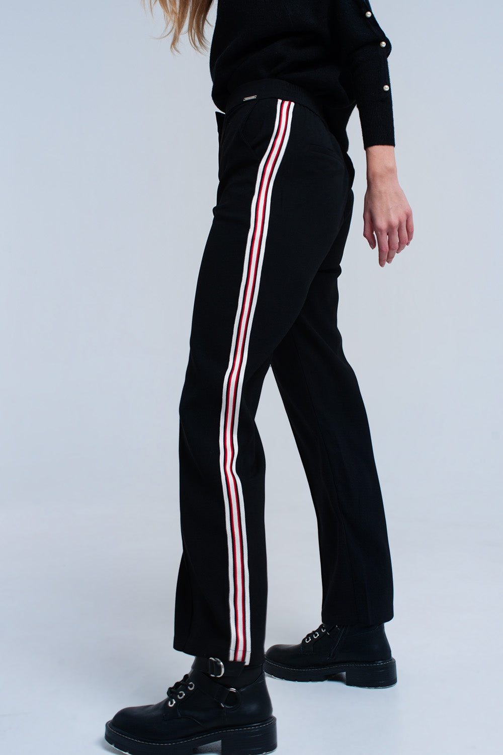 Pantalones negros con detalle de rayas Q2