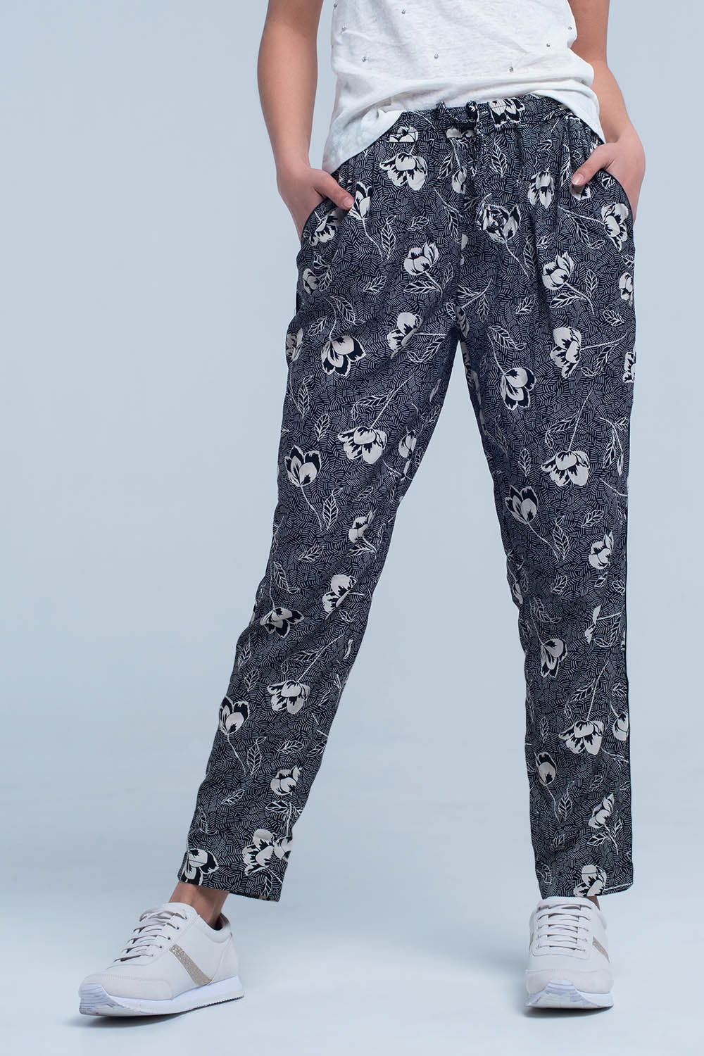 Pantalones negros con estampado floral Q2