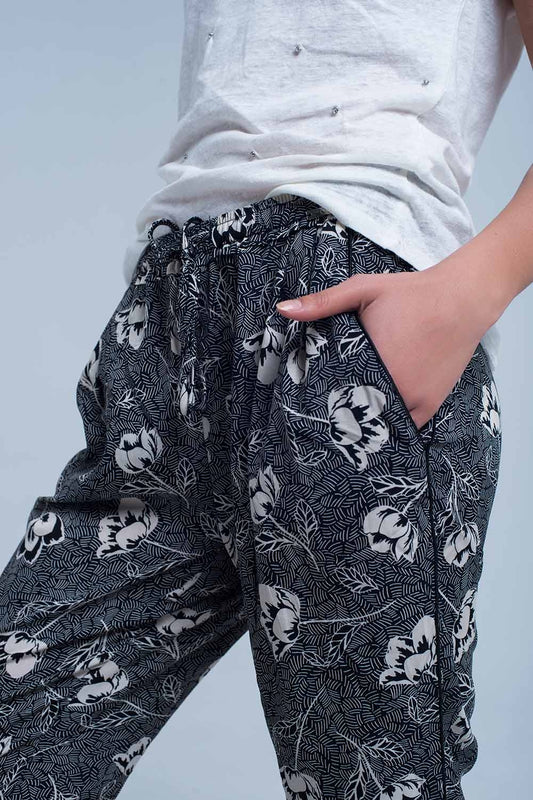 Q2 Pantalones negros con estampado floral