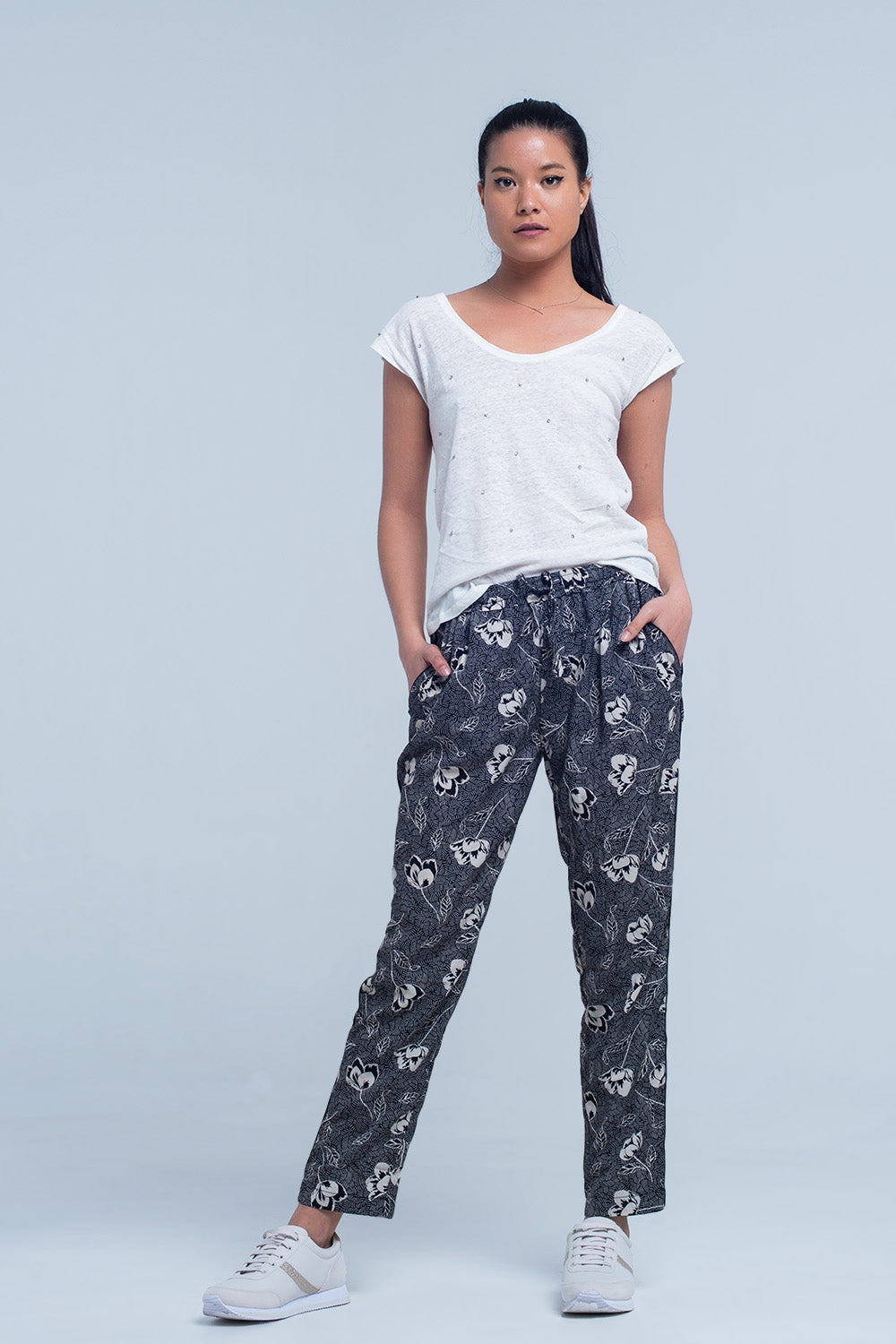 Pantalones negros con estampado floral Q2