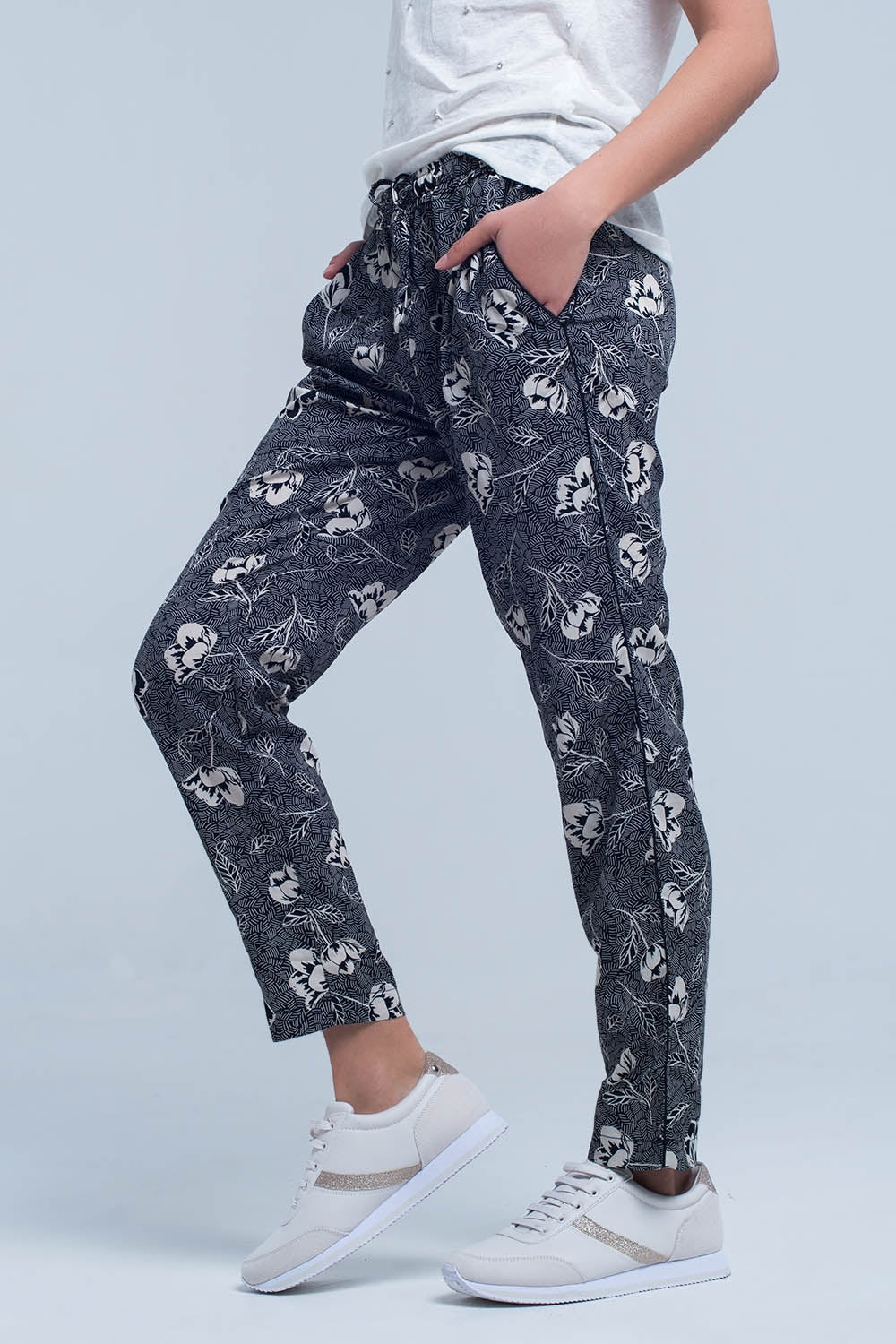 Pantalones negros con estampado floral Q2