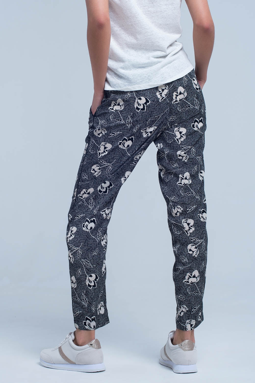 Pantalones negros con estampado floral Q2