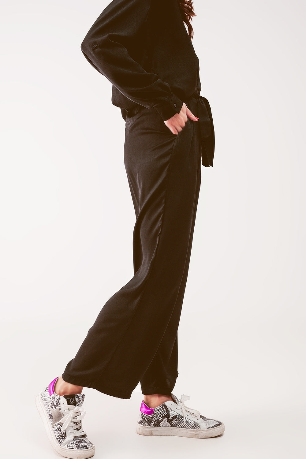 Pantalones negros de pernera ancha con cinturón Q2