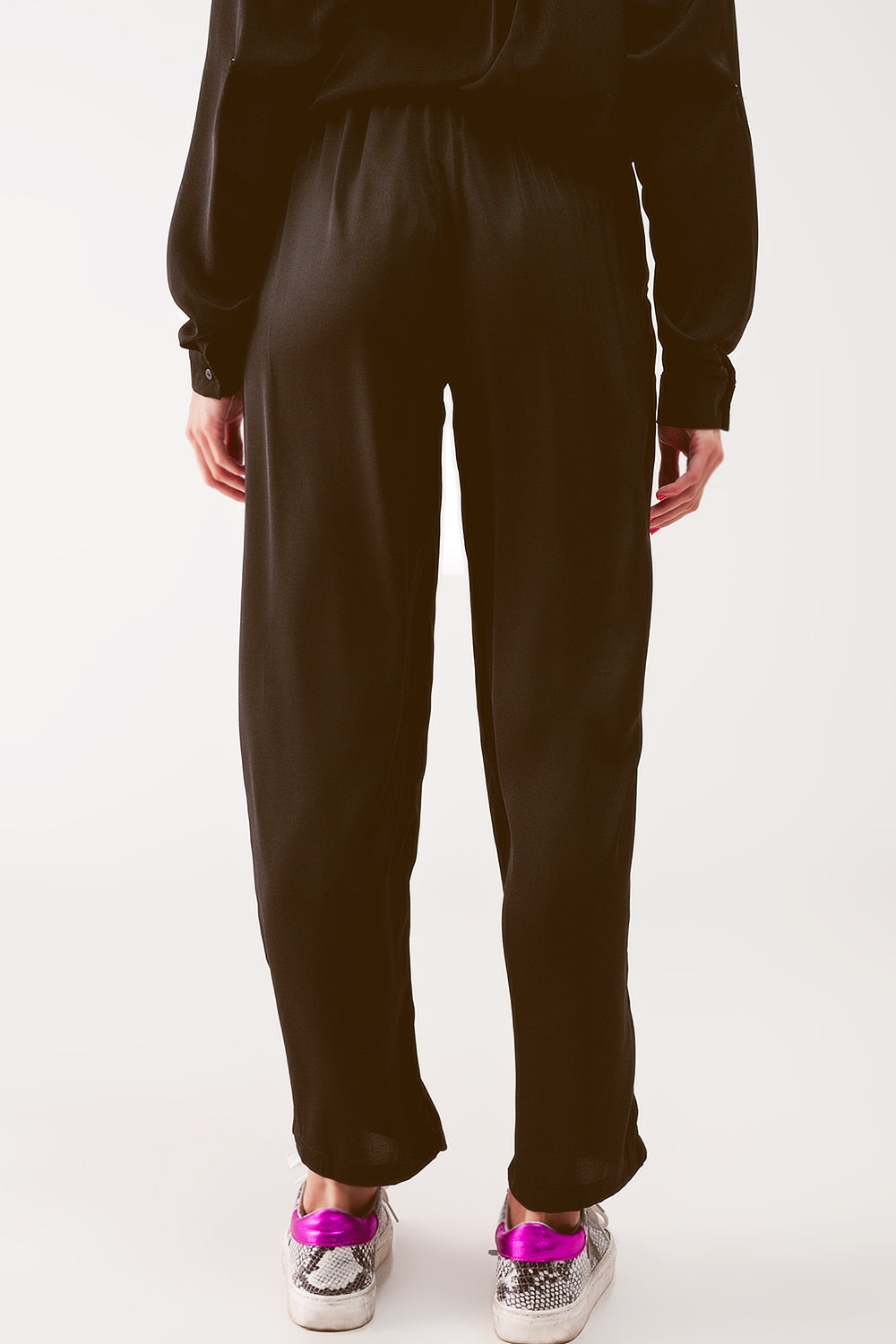 Pantalones negros de pernera ancha con cinturón Q2