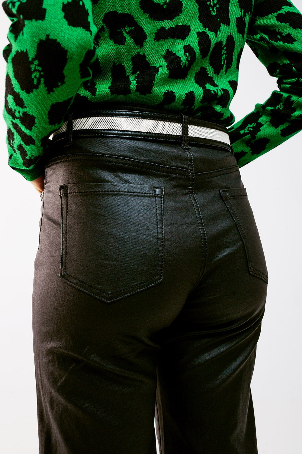 Pantalones negros de pernera ancha de cuero sintético Q2