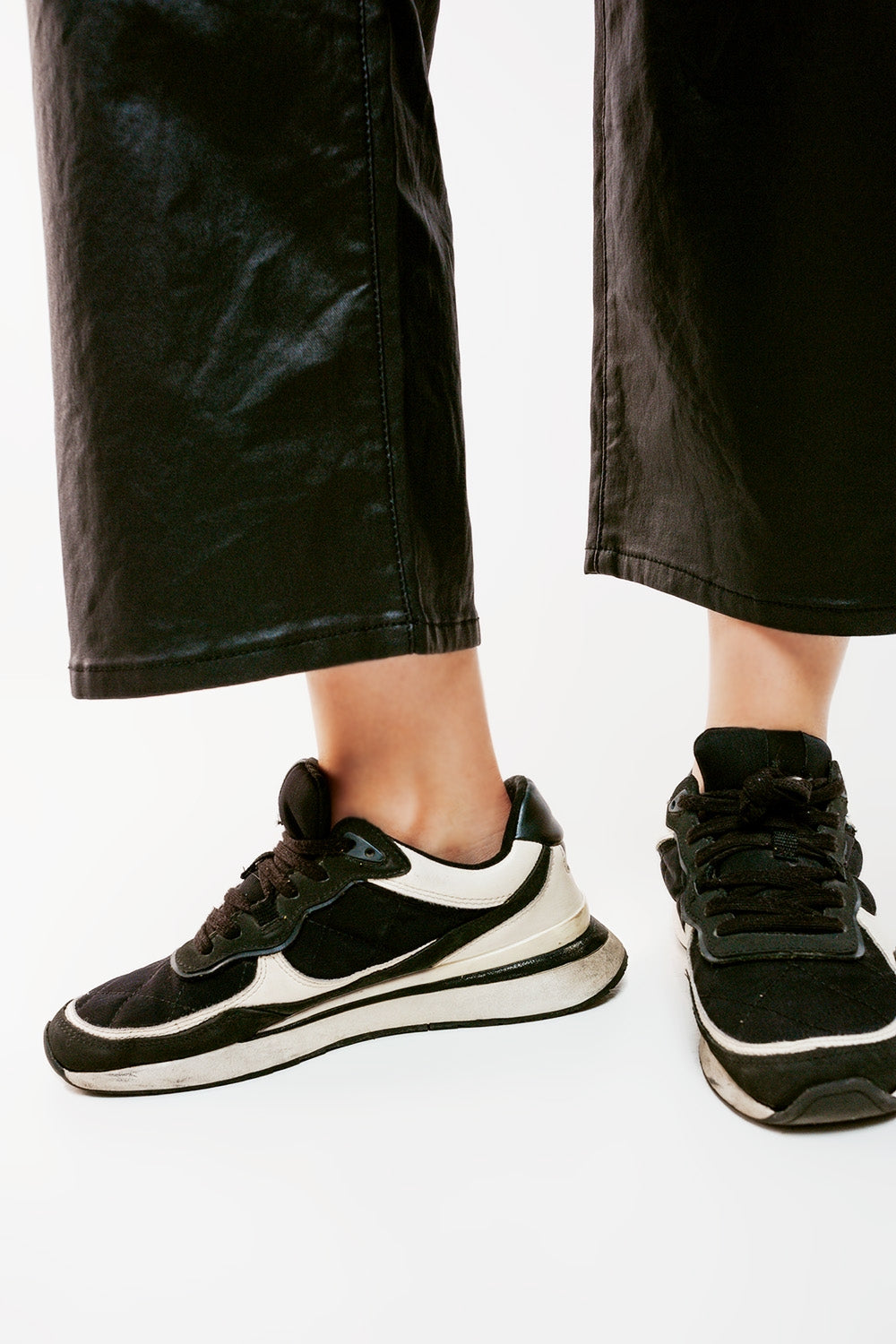 Pantalones negros de pernera ancha de cuero sintético Q2