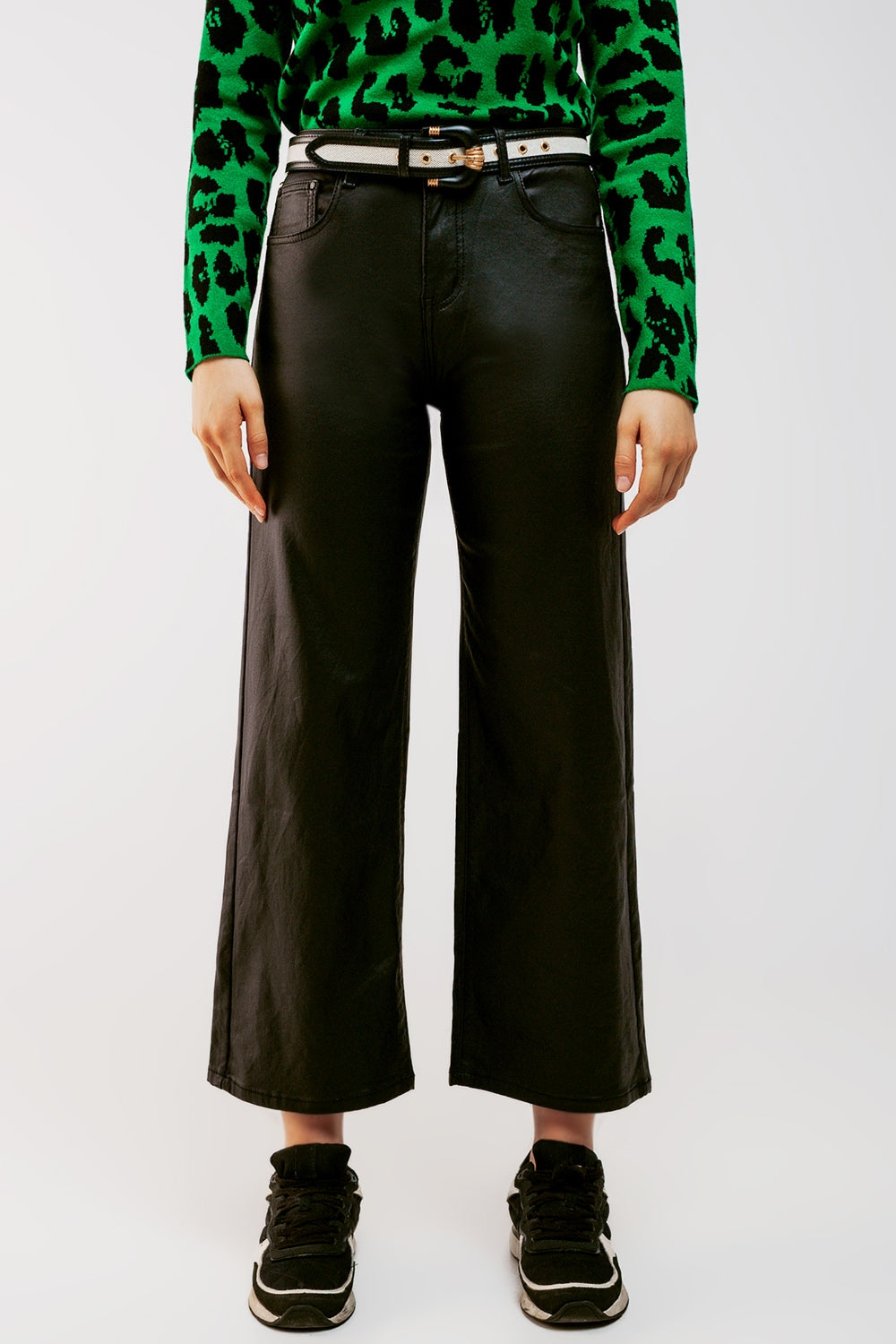 Q2 Pantalones negros de pernera ancha de cuero sintético