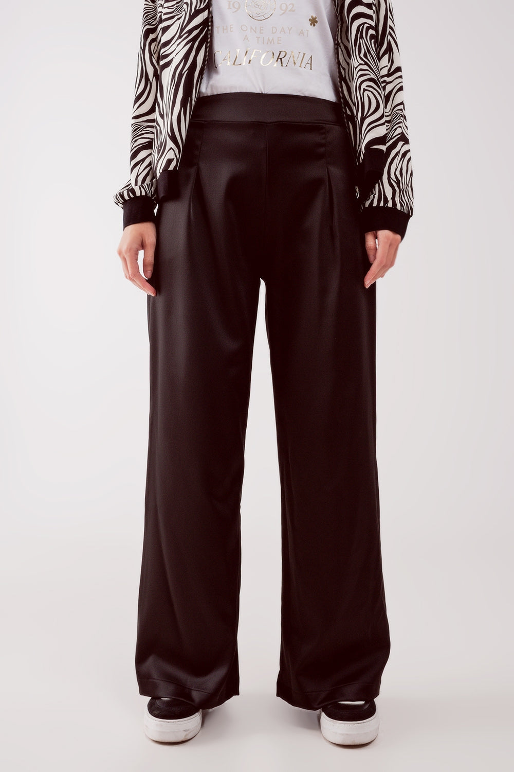 Q2 Pantalones negros de pernera ancha de satén