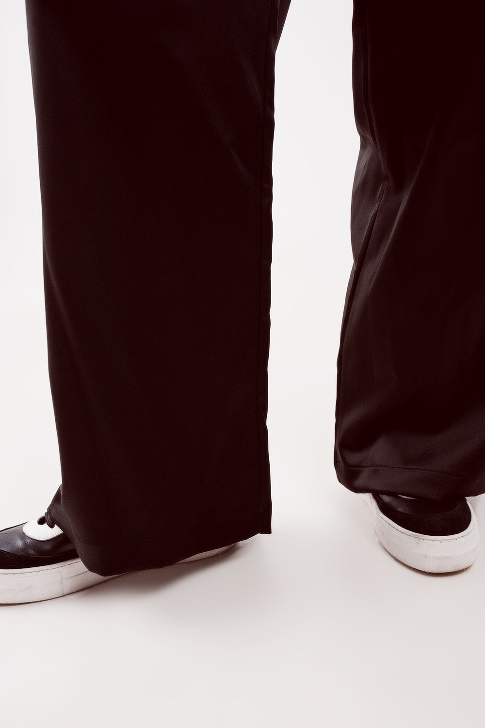 Pantalones negros de pernera ancha de satén Q2