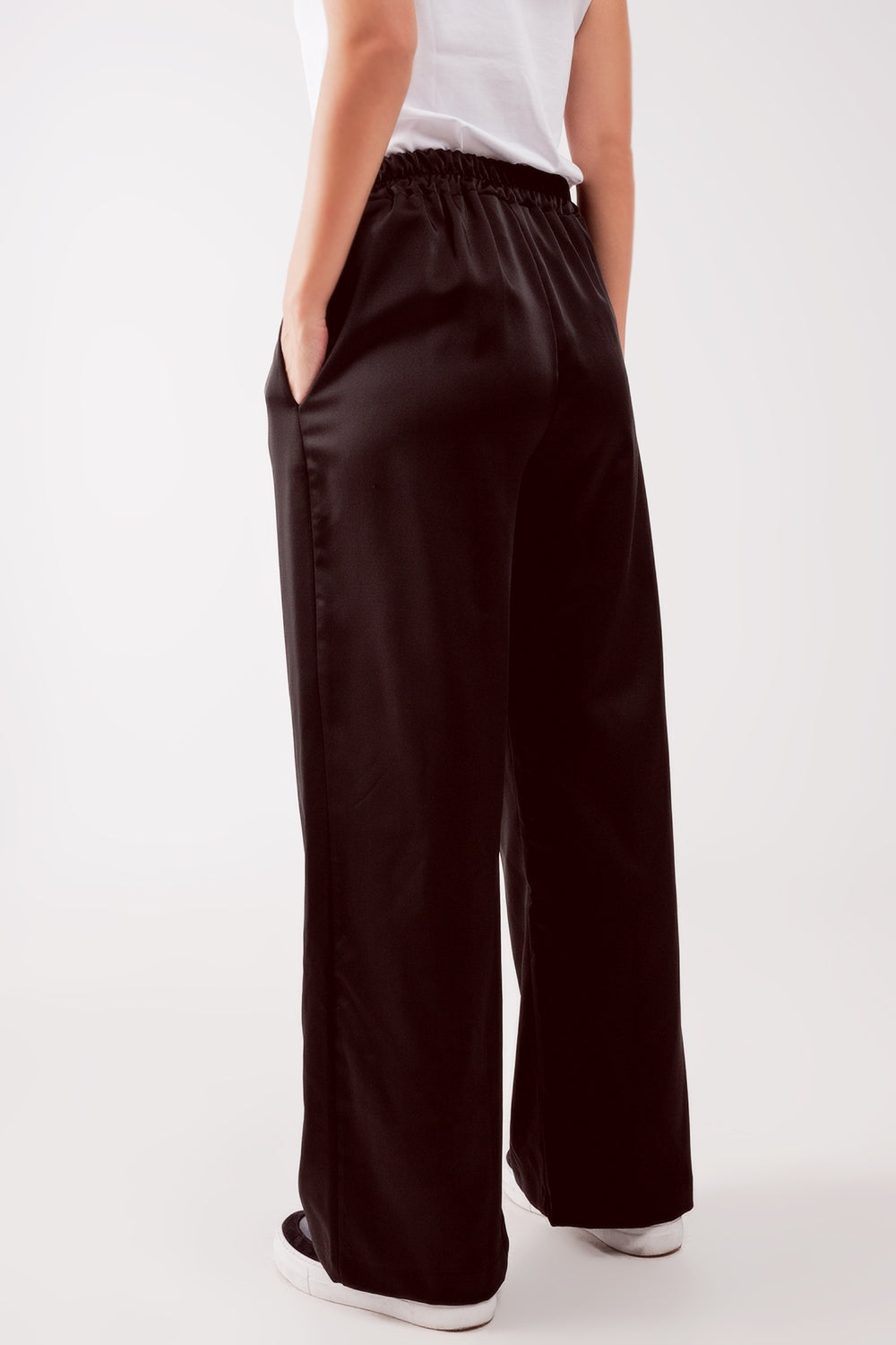Pantalones negros de pernera ancha de satén Q2
