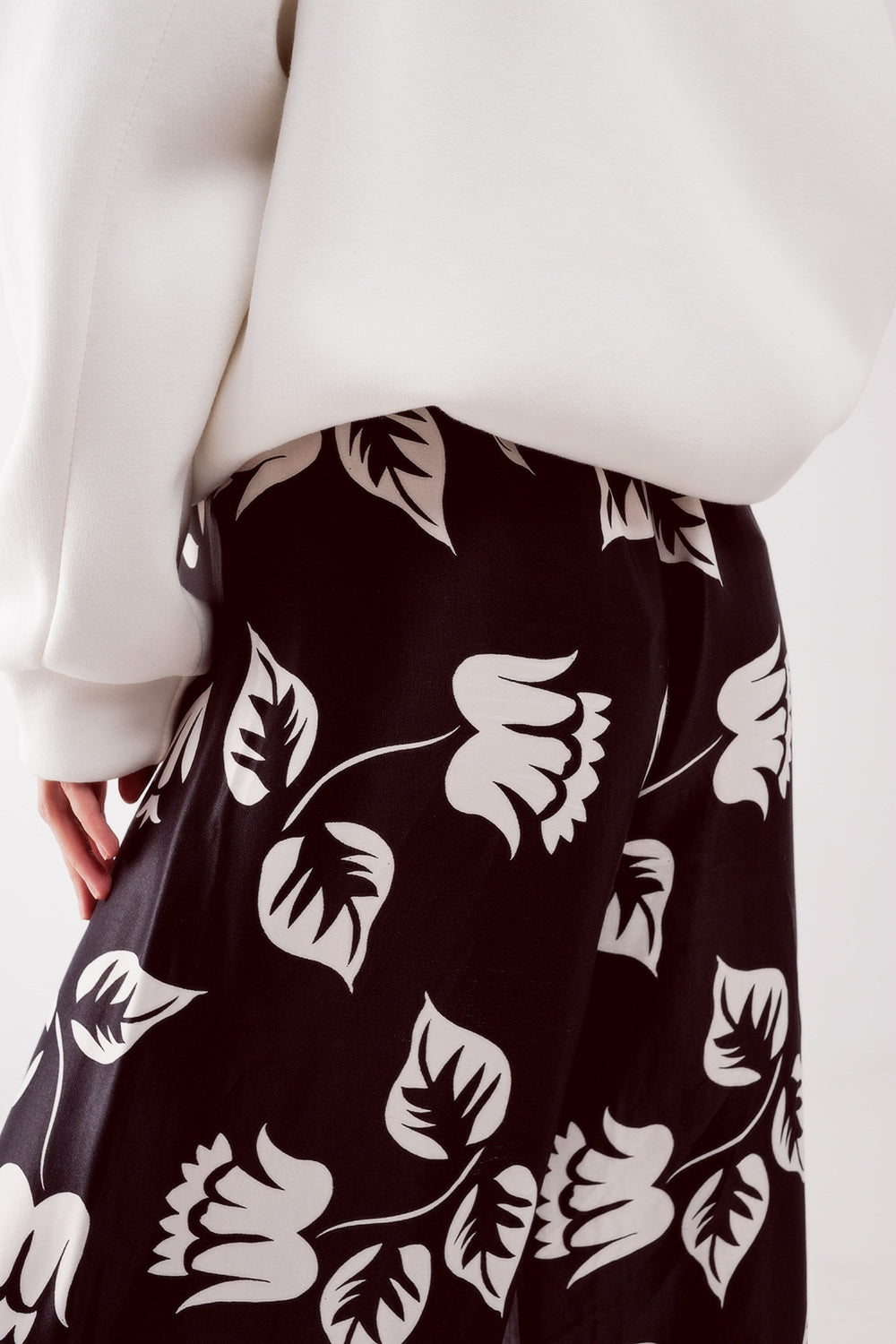 Pantalones negros elásticos de pernera muy ancha Q2