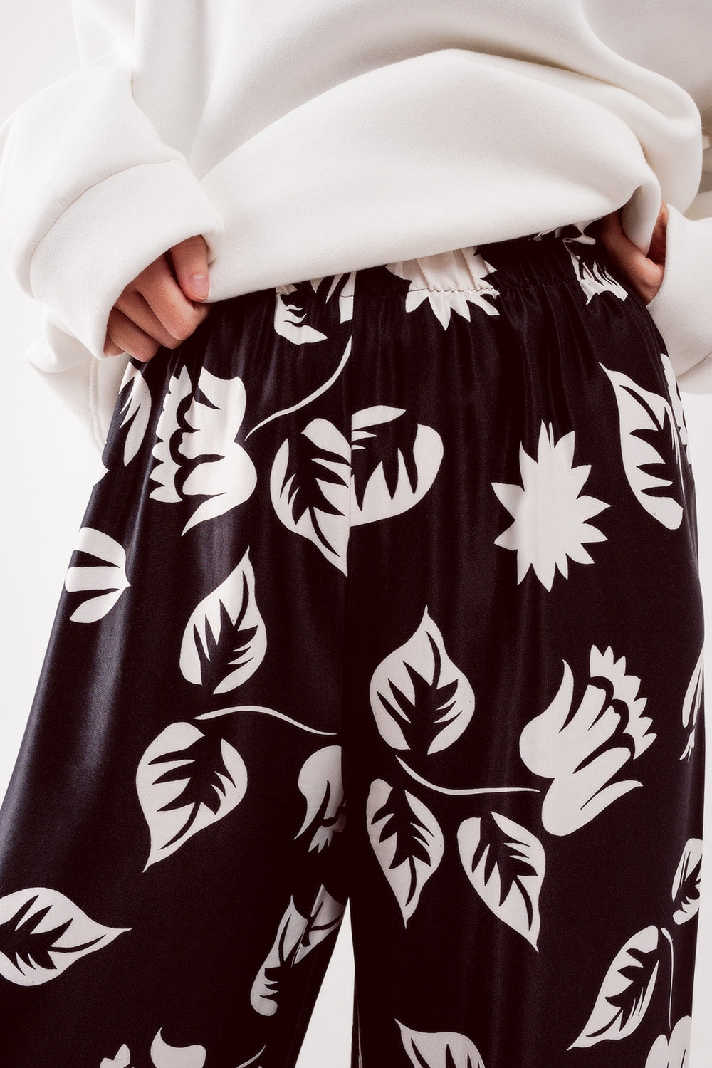 Pantalones negros elásticos de pernera muy ancha Q2