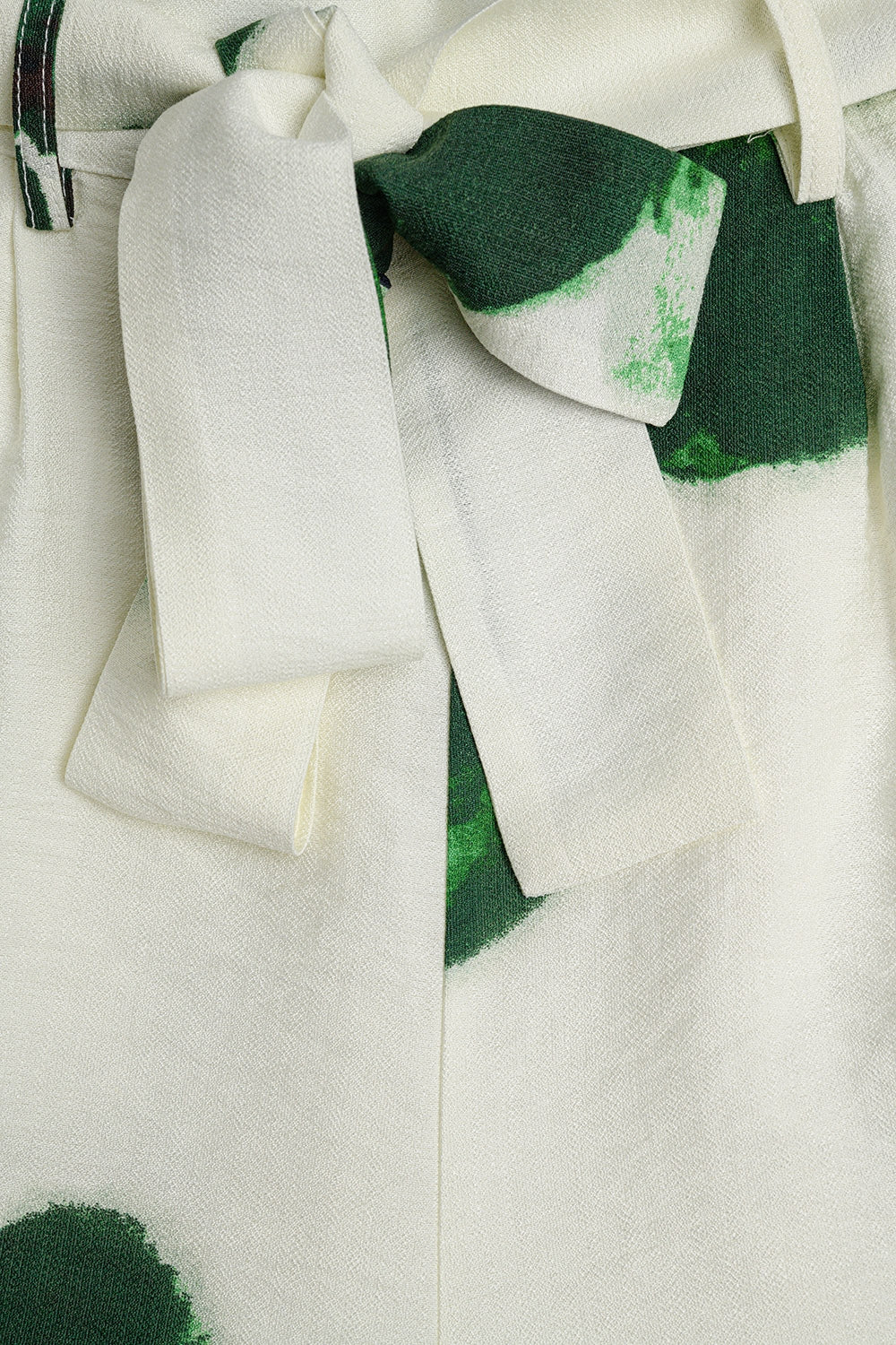 Pantalones Palazzo blancos con estampado de flores tropicales verdes y cinturón a juego Q2