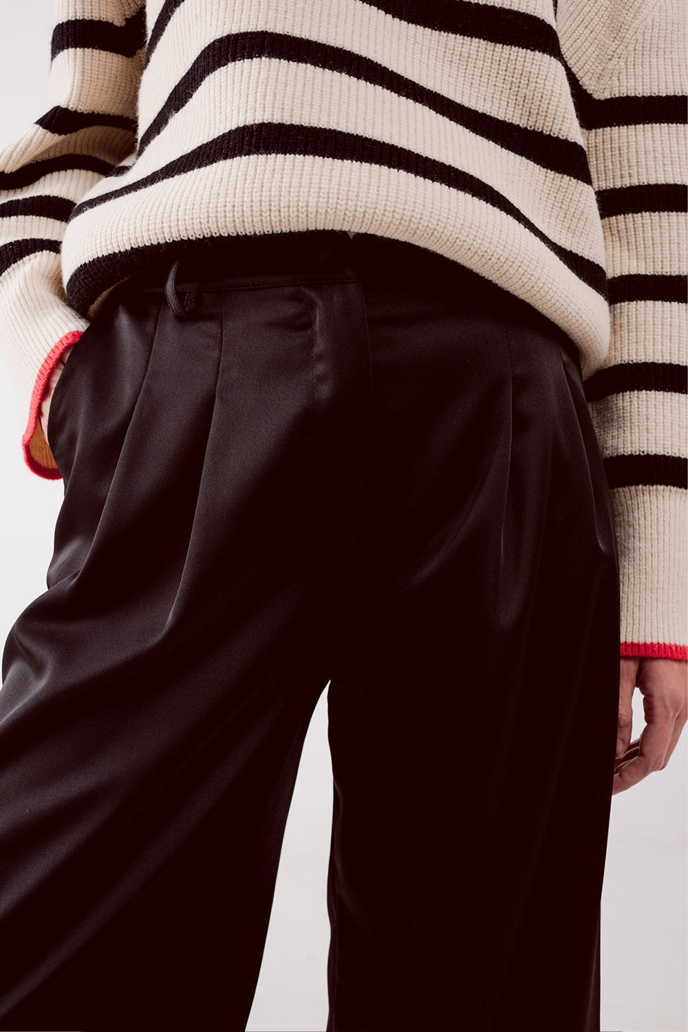 Pantalones palazzo con pinzas en negro Q2
