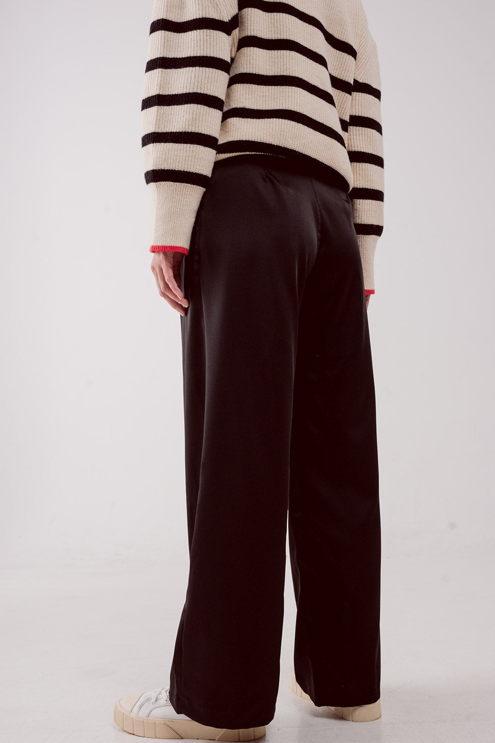 Pantalones palazzo con pinzas en negro Q2