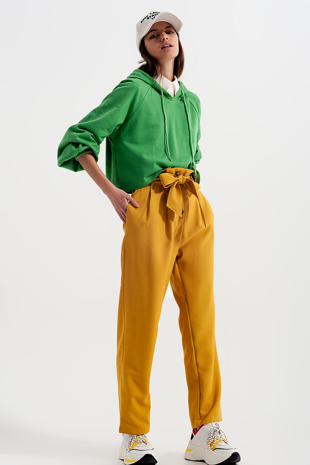 Pantalones paperbag con cinturón y  tiro alto en amarillo Q2