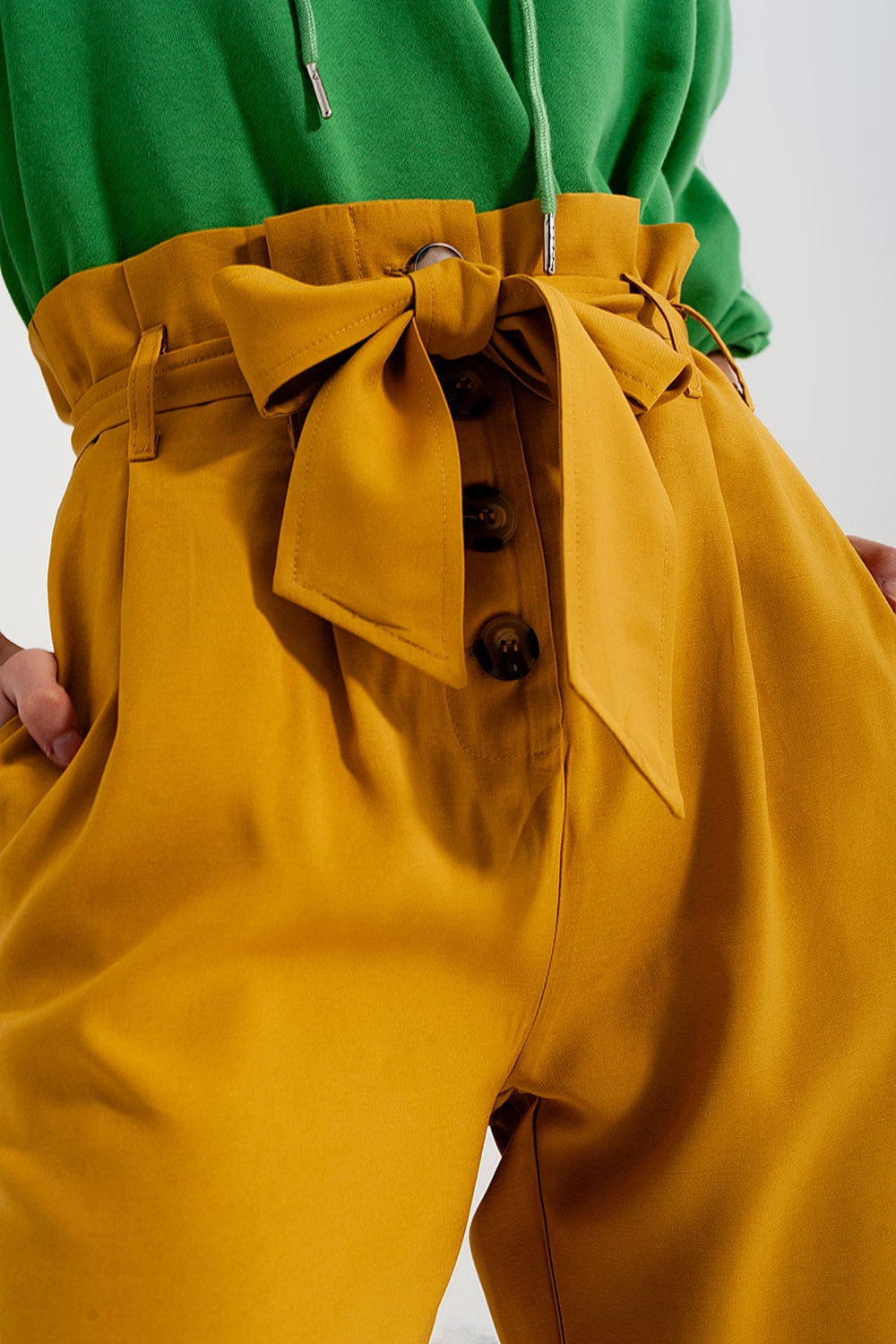 Pantalones paperbag con cinturón y  tiro alto en amarillo Q2