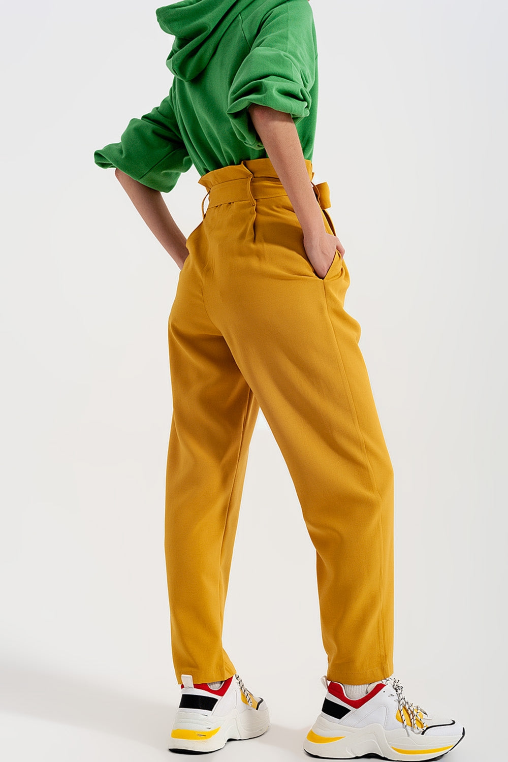 Pantalones paperbag con cinturón y  tiro alto en amarillo Q2