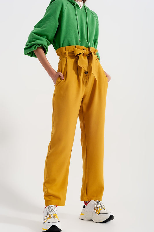 Q2 Pantalones paperbag con cinturón y  tiro alto en amarillo