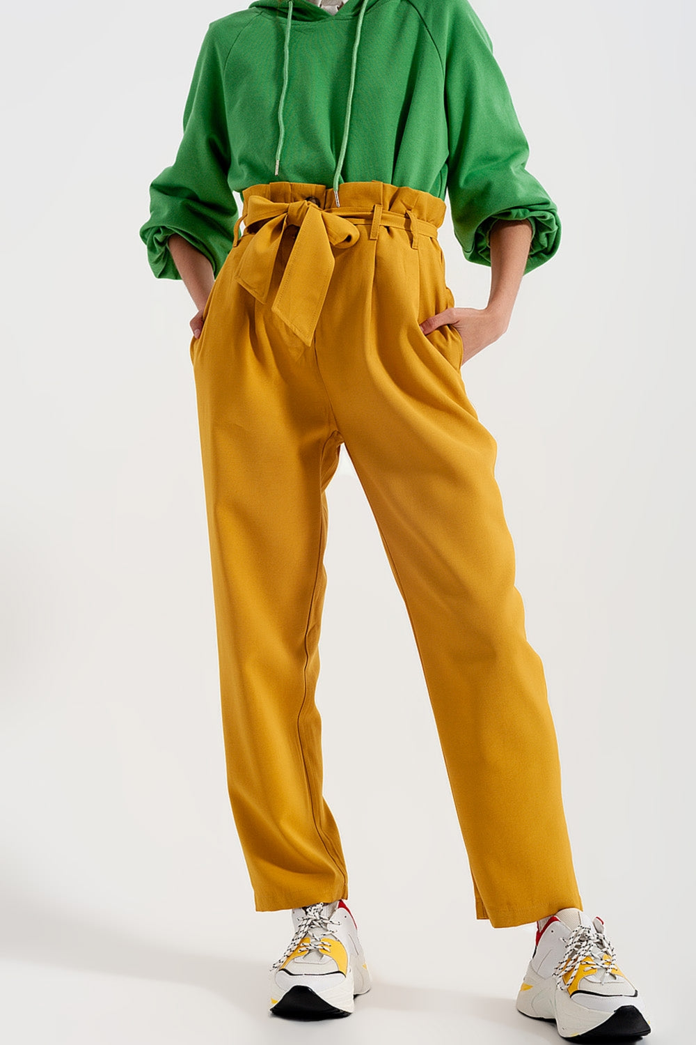 Pantalones paperbag con cinturón y  tiro alto en amarillo Q2