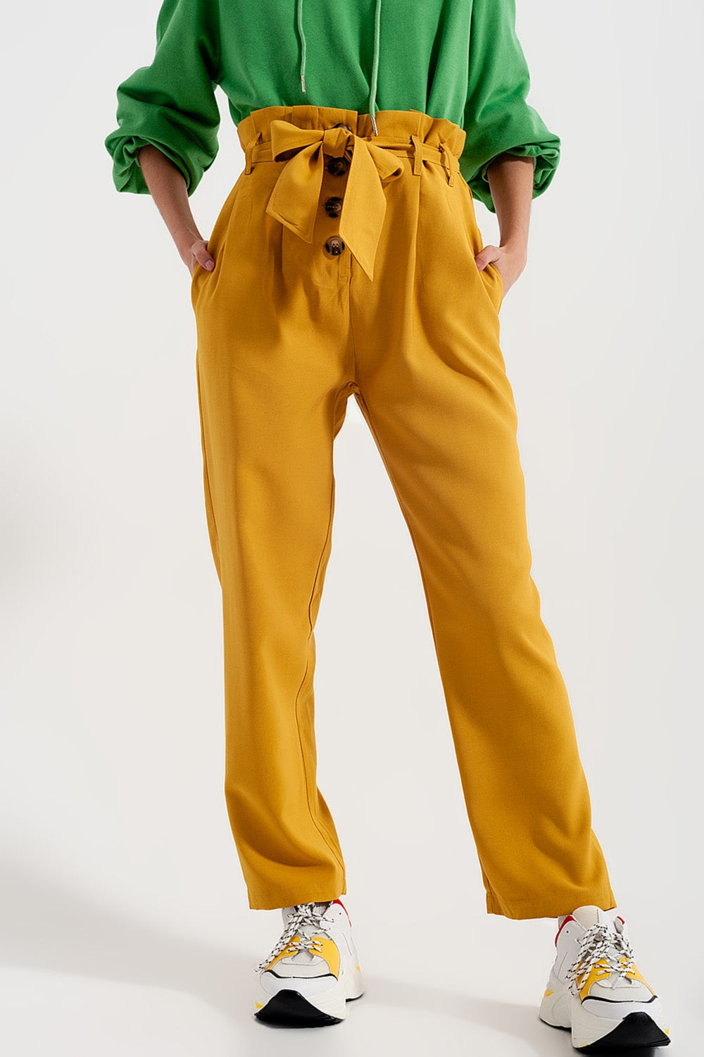 Pantalones paperbag con cinturón y  tiro alto en amarillo Q2