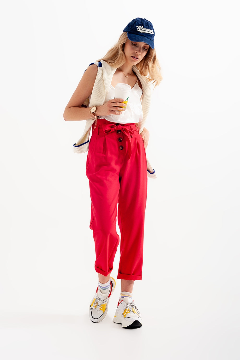 Pantalones paperbag con cinturón y  tiro alto en rojo Q2