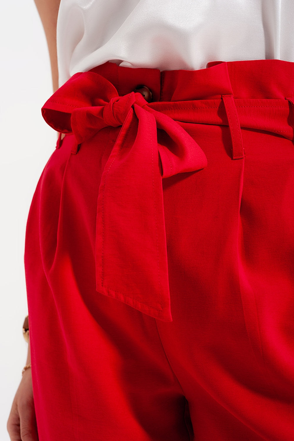 Pantalones paperbag con cinturón y  tiro alto en rojo Q2