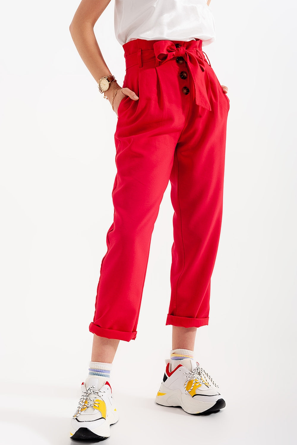 Pantalones paperbag con cinturón y  tiro alto en rojo Q2