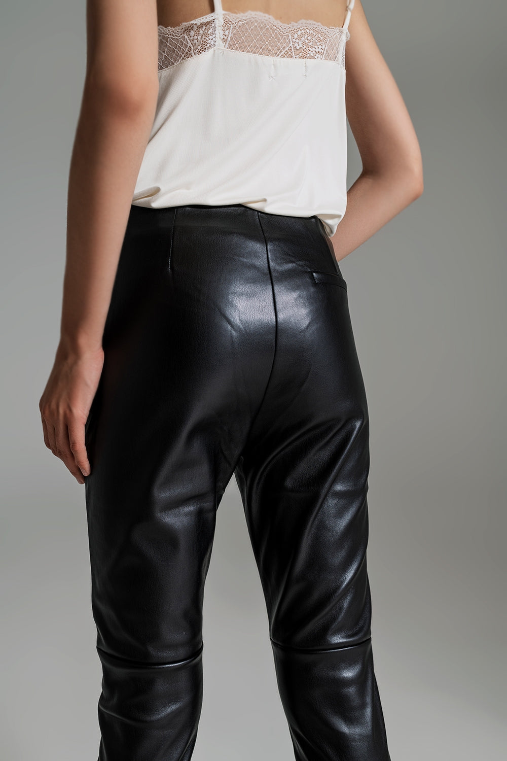 pantalones pitillo negros efecto piel Q2