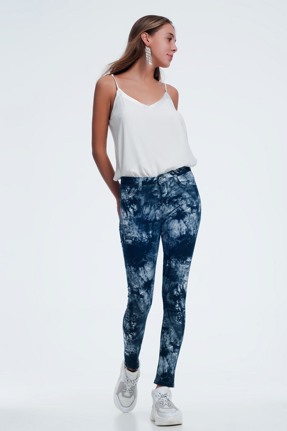 Pantalones pitillo teñidos de azul Q2