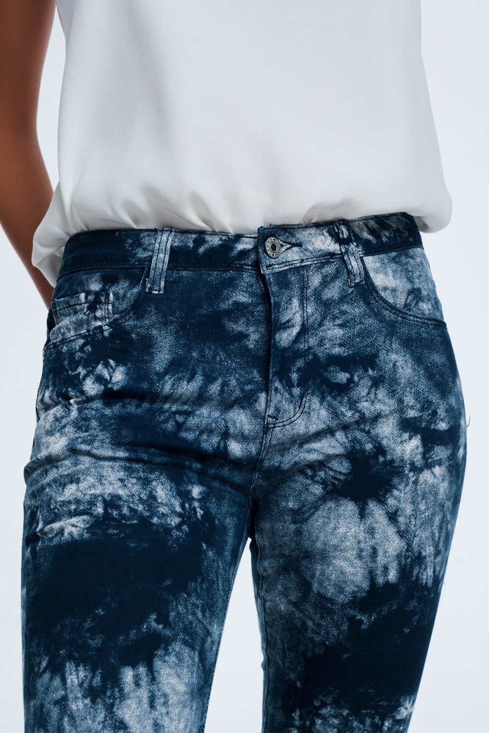 Pantalones pitillo teñidos de azul Q2