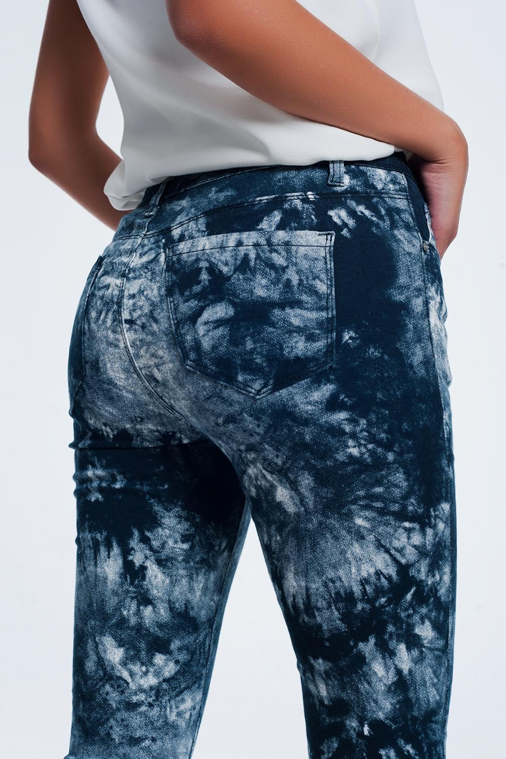 Pantalones pitillo teñidos de azul Q2