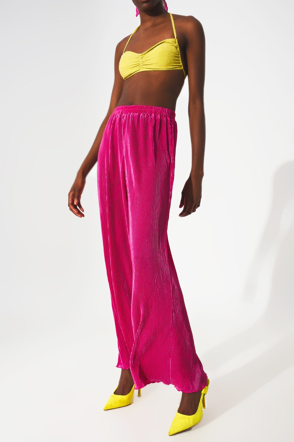 Pantalones plisados de satén fucsia Q2