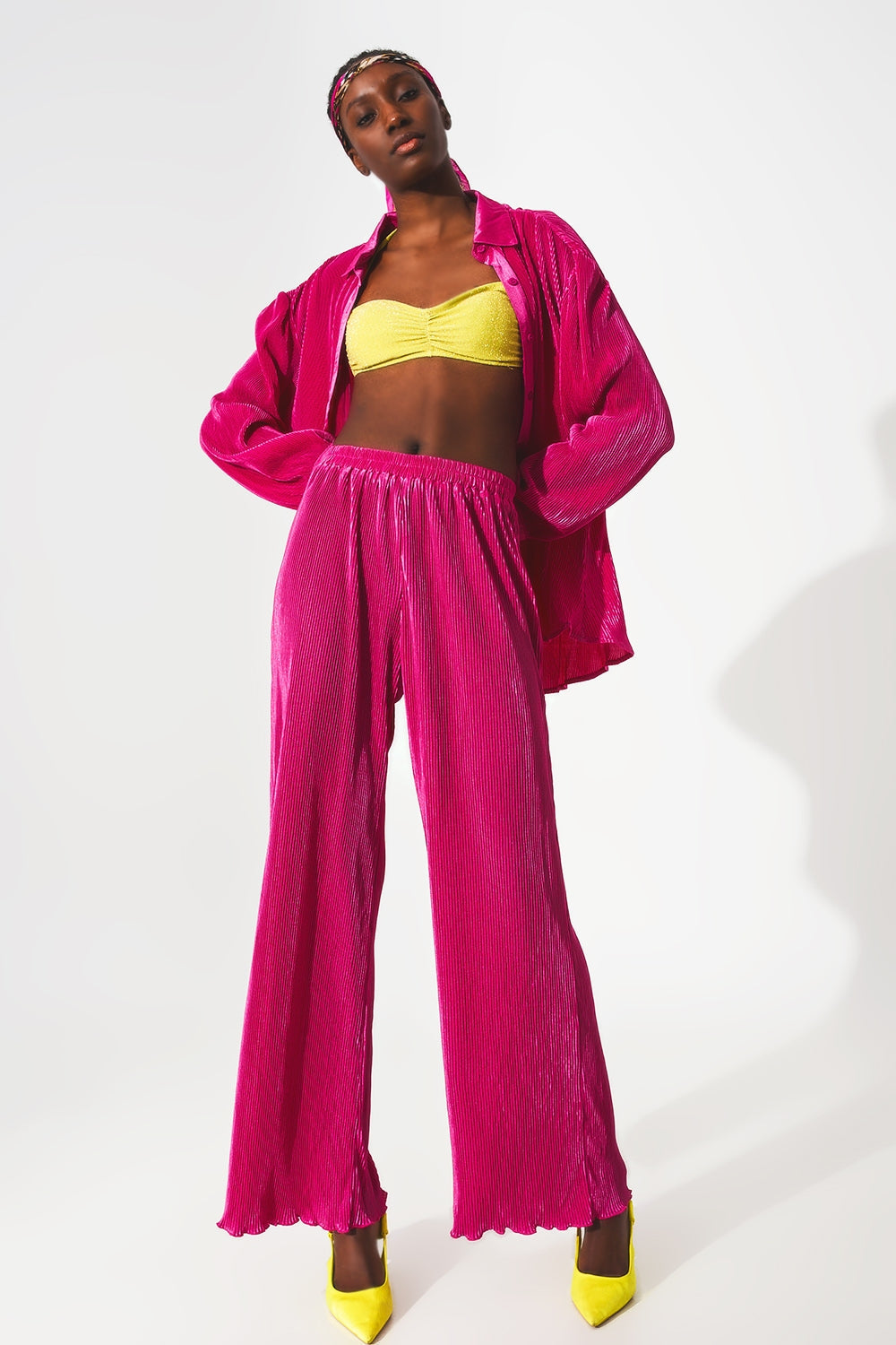 Pantalones plisados de satén fucsia Q2