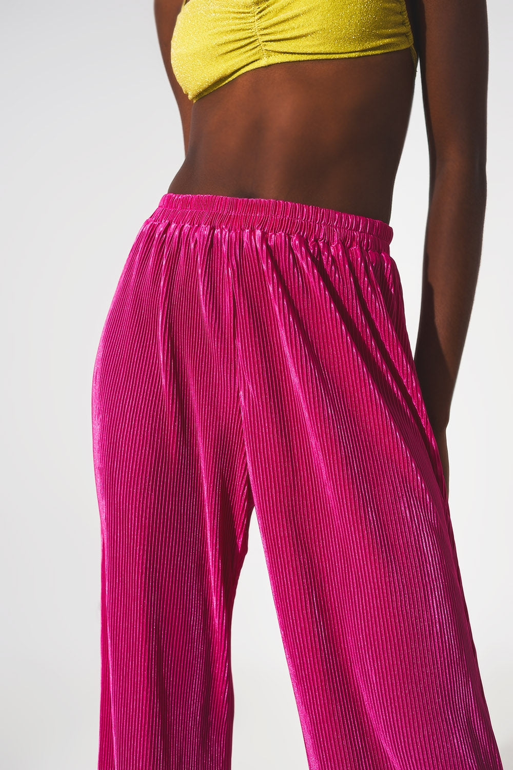Pantalones plisados de satén fucsia Q2