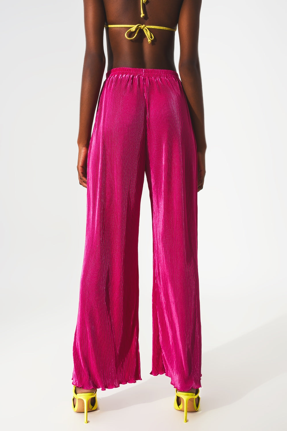 Pantalones plisados de satén fucsia Q2
