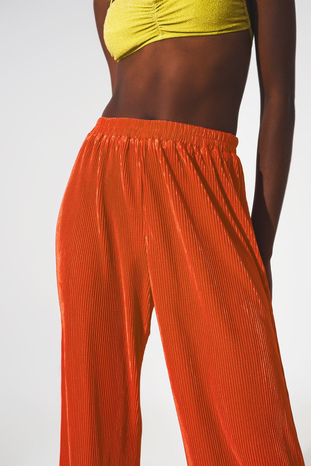 Pantalones plisados de satén naranja Q2