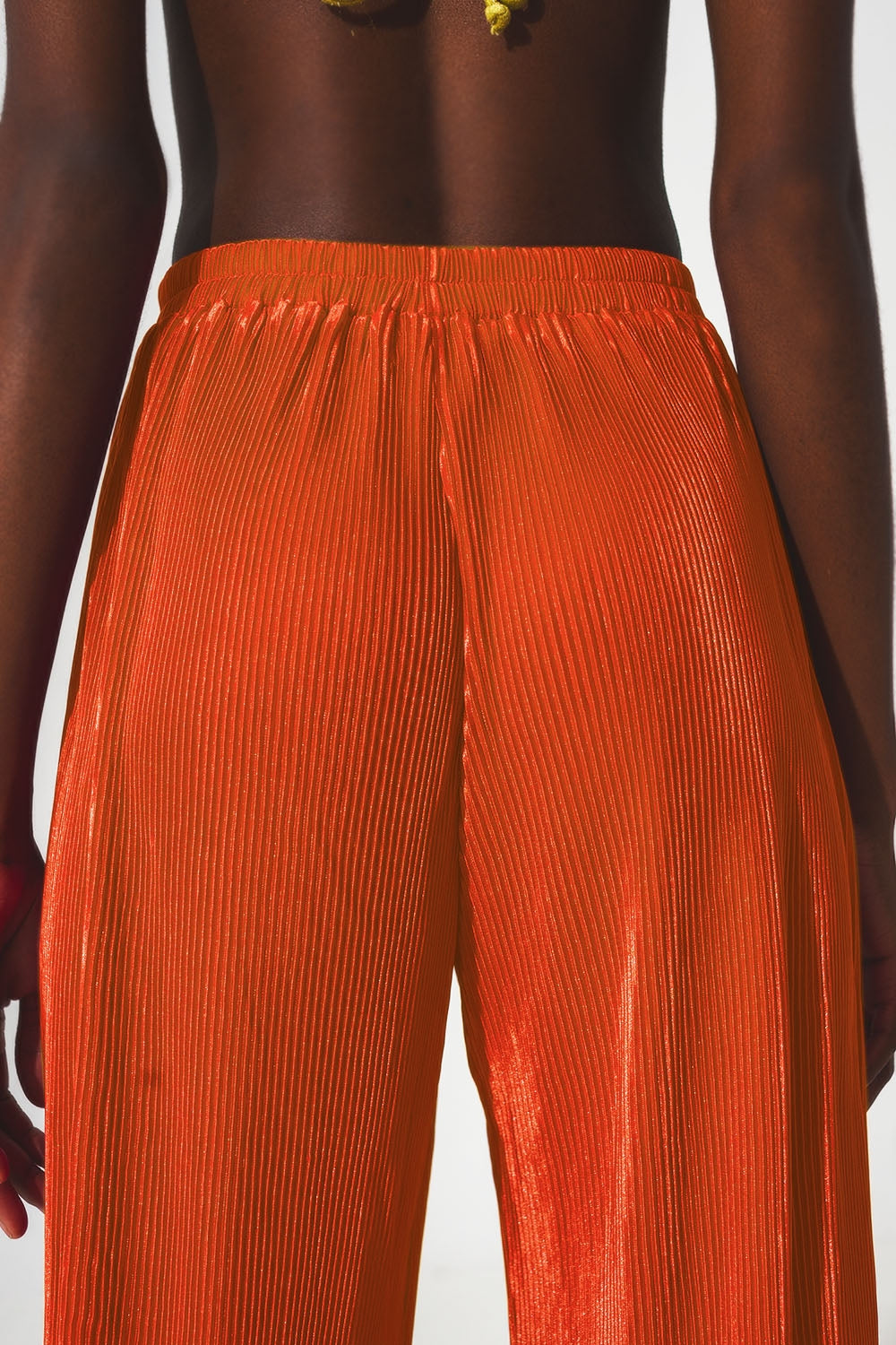 Pantalones plisados de satén naranja Q2
