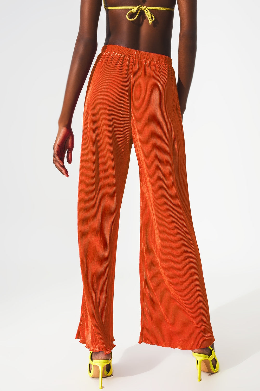 Pantalones plisados de satén naranja Q2