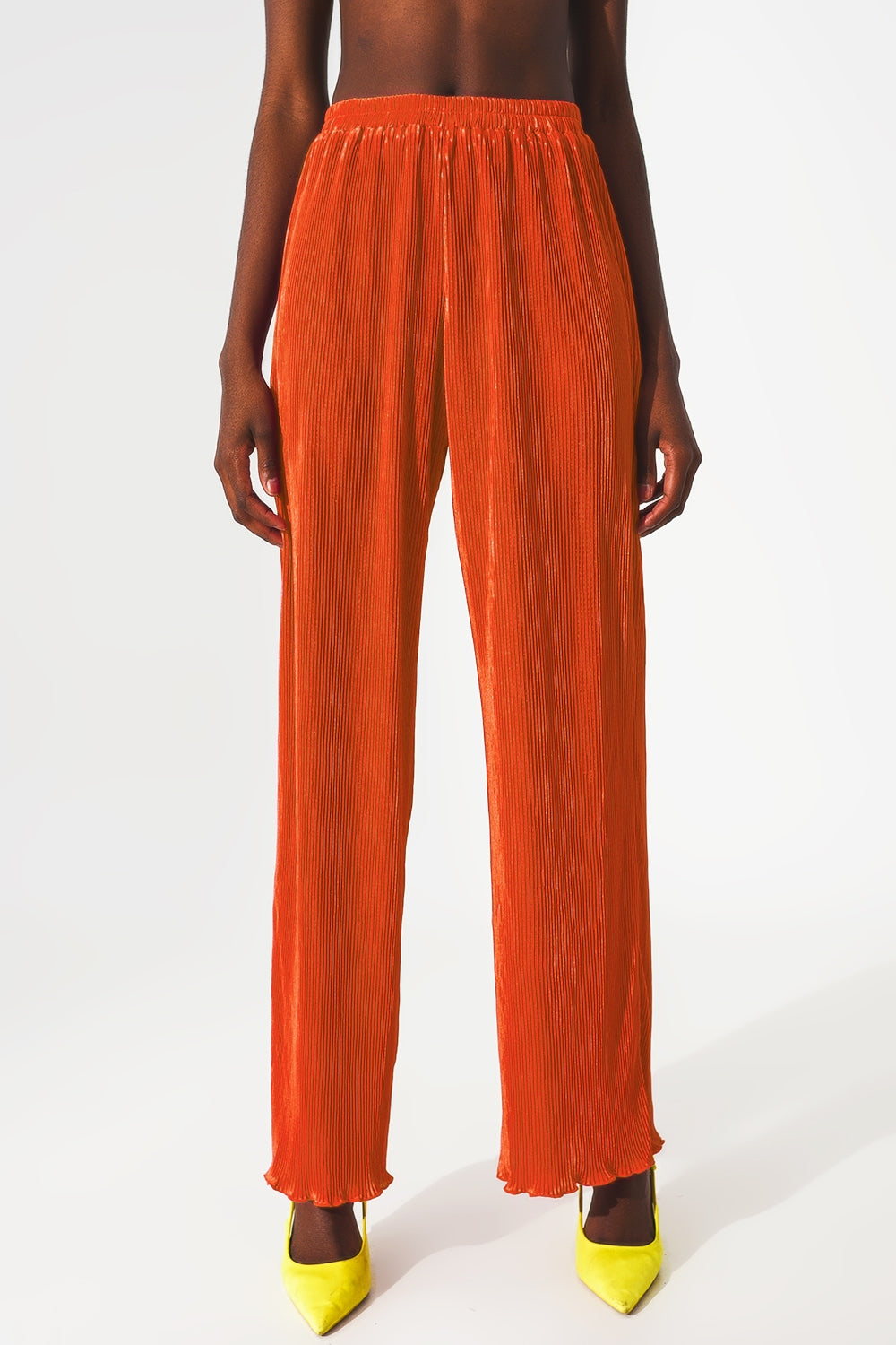 Pantalones plisados de satén naranja Q2