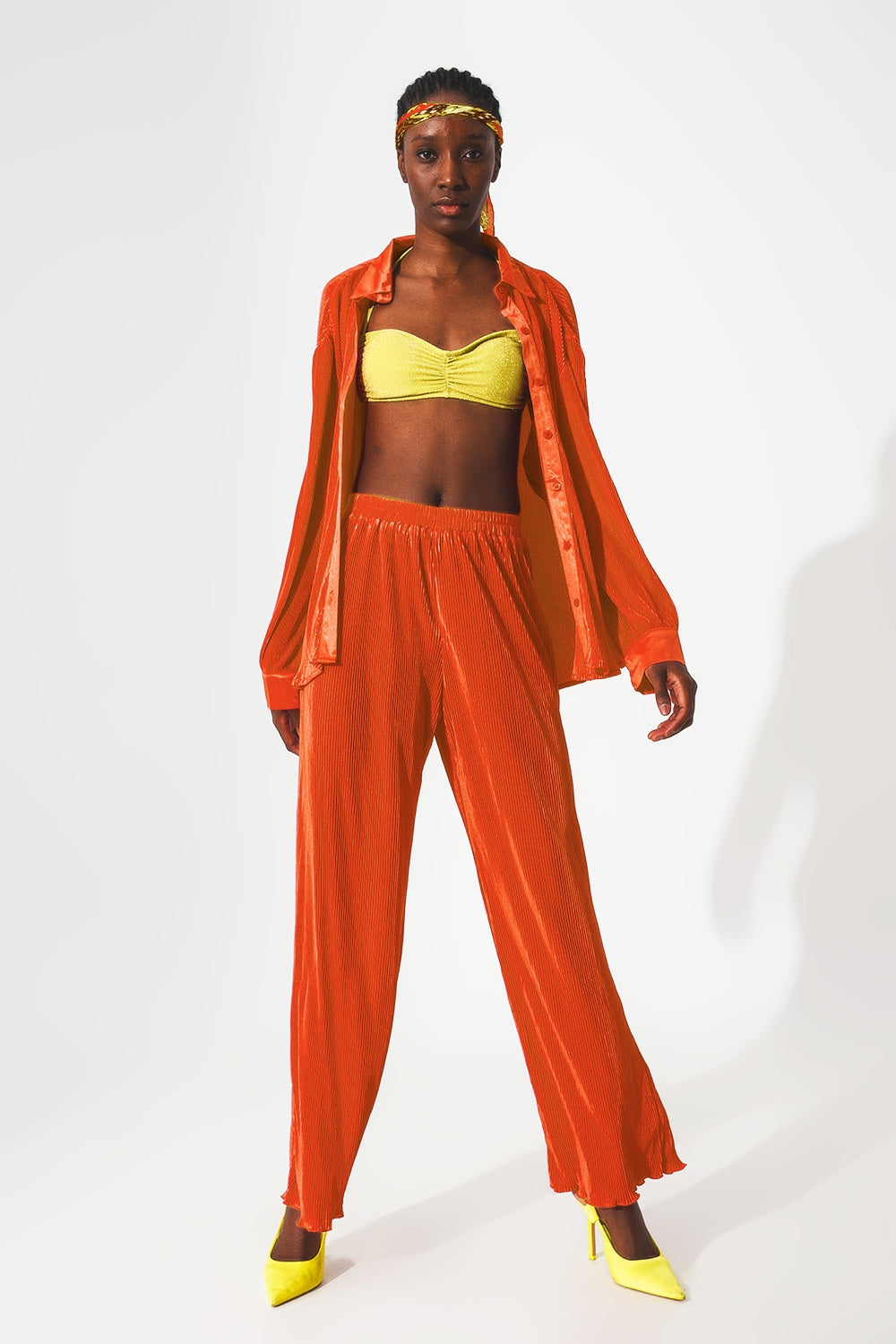 Pantalones plisados de satén naranja Q2