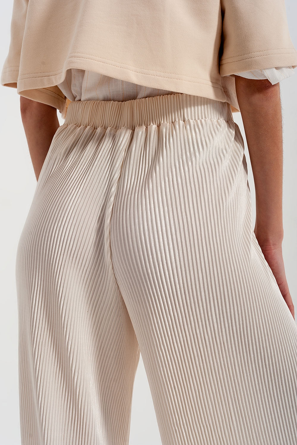 Pantalones plisados estilo culottes en color crema Q2