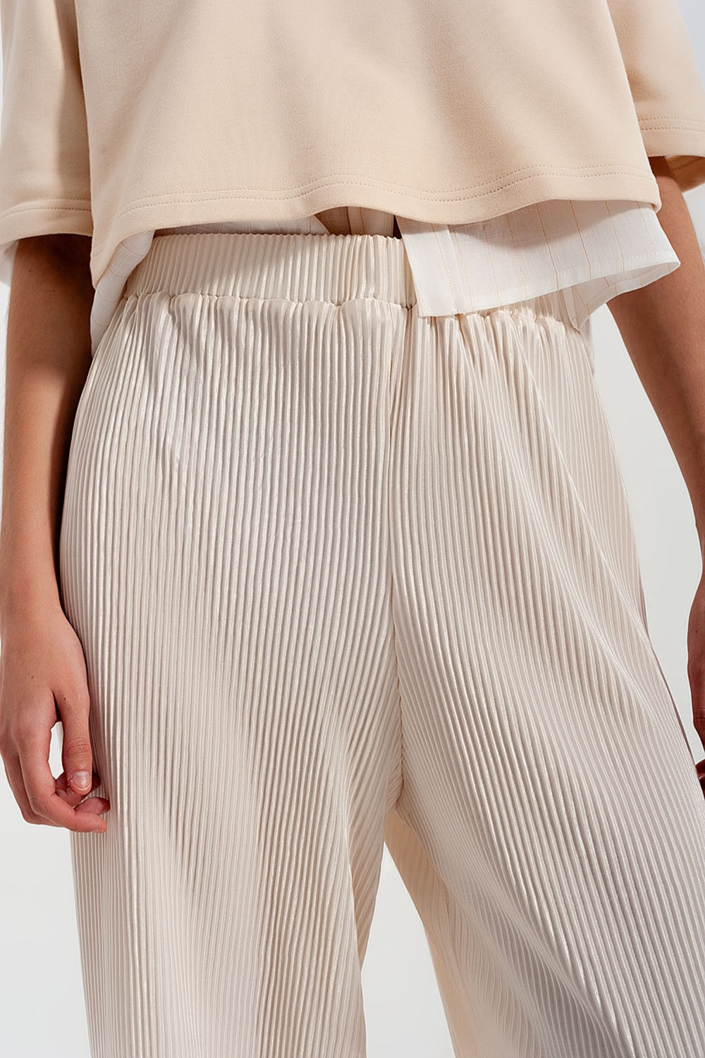 Pantalones plisados estilo culottes en color crema Q2