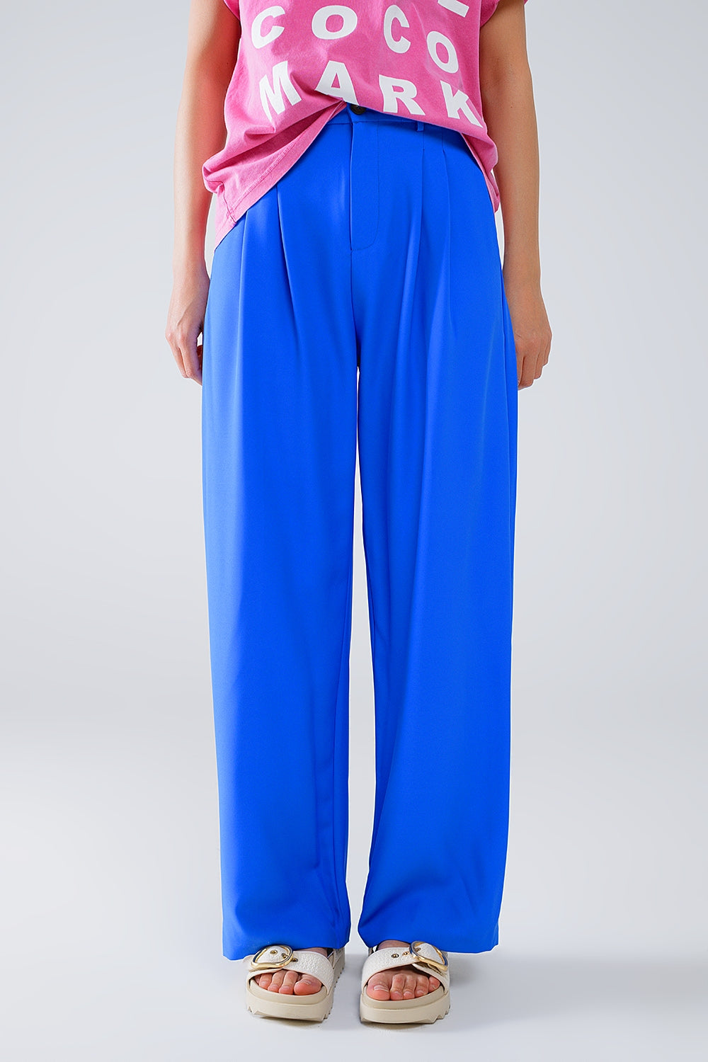 Q2 Pantalones rectos con bolsillos laterales y pinzas en azul